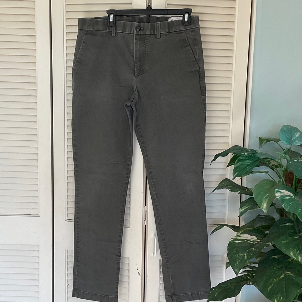 GAP Men’s 34/34 Slim Fit Size Chino Pants in Gray